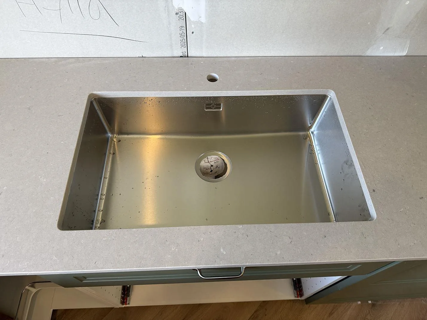 Polerad Silestone Royal Reef med rostfri diskho och kranhål i köksbänkskiva i Skänninge.