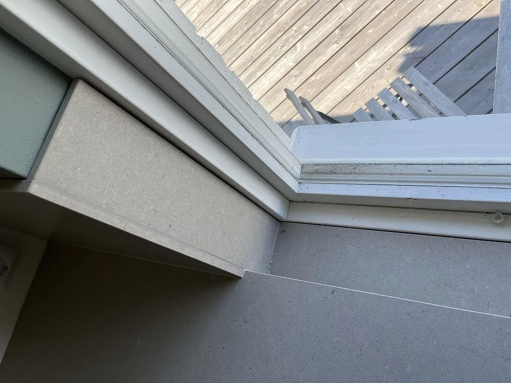 Fönstersida med installerad bänkskiva och stänkkant i matt Silestone Royal Reef i SKANÖR.