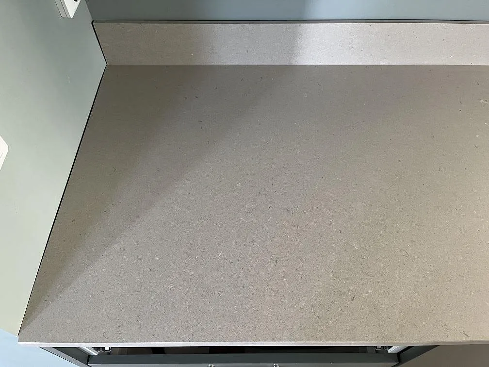Installerad bänkskiva i Silestone Royal Reef mellan ljusa köksstommar och stänkkant i SKANÖR.