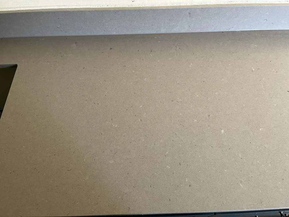 Topvy av matt Silestone Royal Reef som köksbänkskiva med gråbeige komposityta i SKANÖR.