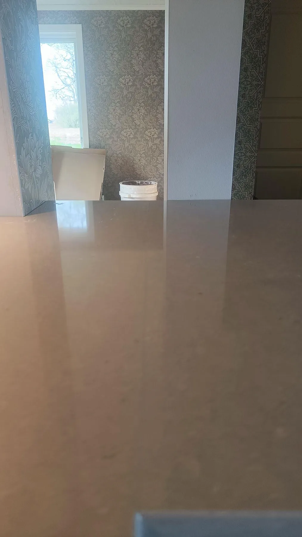 Blank yta på polerad Silestone Royal Reef fotograferad från köksön under montering i Skillingaryd.