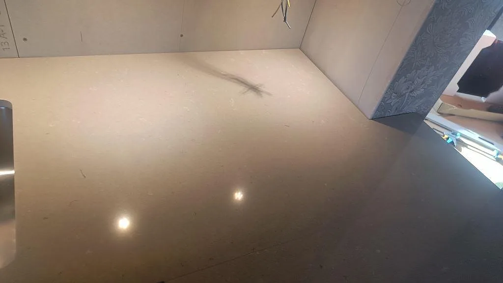 Detalj av polerad Silestone Royal Reef med svag ådring och blank yta vid köksväggen i Skillingaryd.