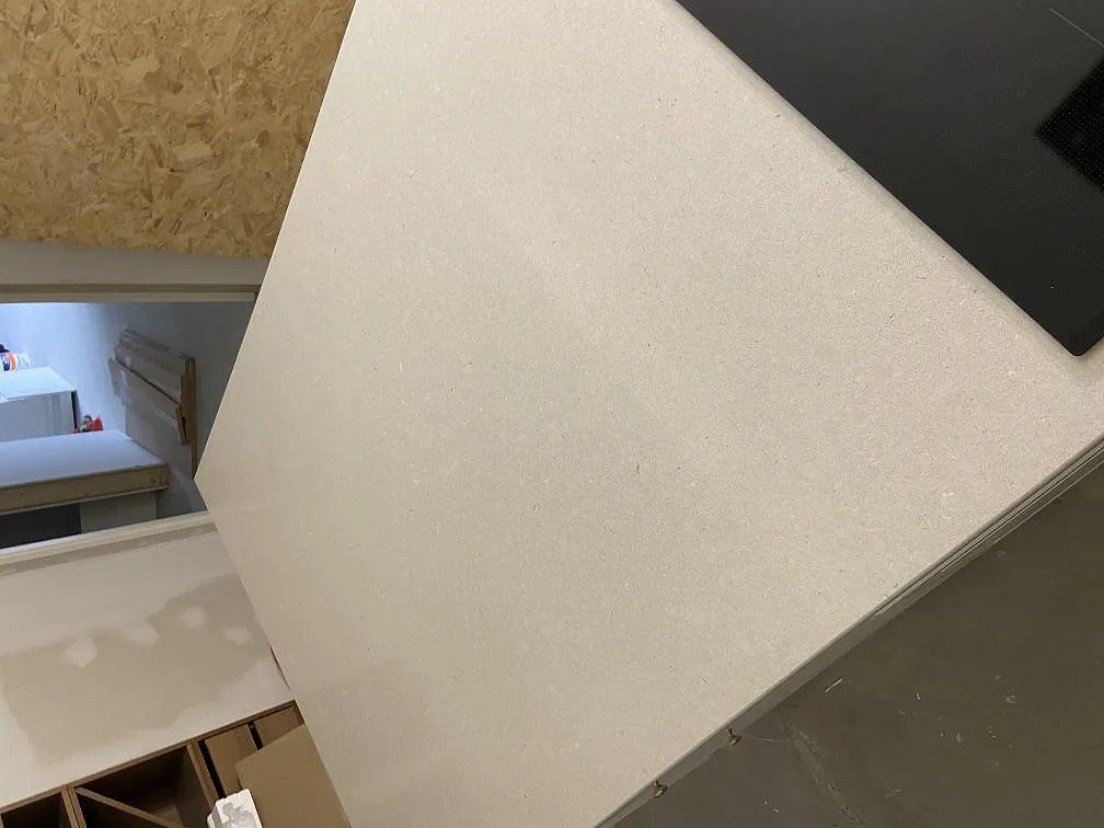 Närbild på den polerade ytan och kanten av en köksbänkskiva i beige Silestone Royal Reef i Tjurkö.