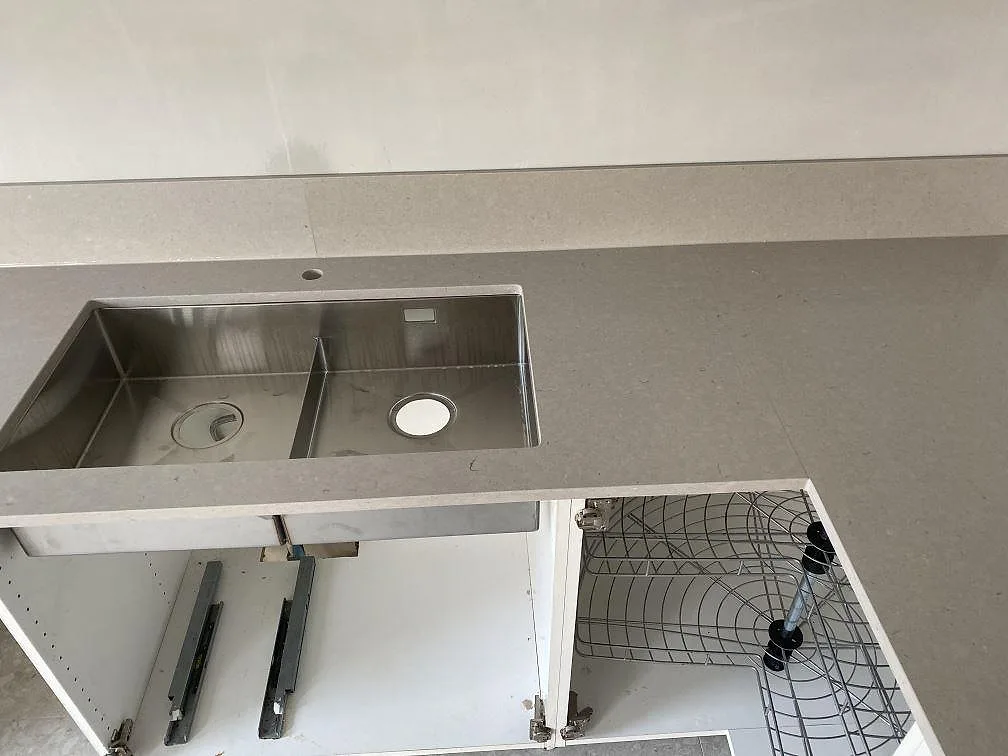 Silestone Royal Reef i polerad komposit med underlimmad rostfri diskho och uppvikt stänkkant i Trelleborg.