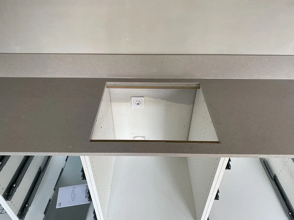 Köksbänkskiva i Silestone Royal Reef med utskuret läge för häll och 12 mm stänkkant i ett kök i Trelleborg.