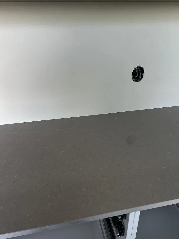 Polerad Silestone Royal Reef komposit med diskret ådring som köksbänkskiva mot ljus vägg i Trelleborg.