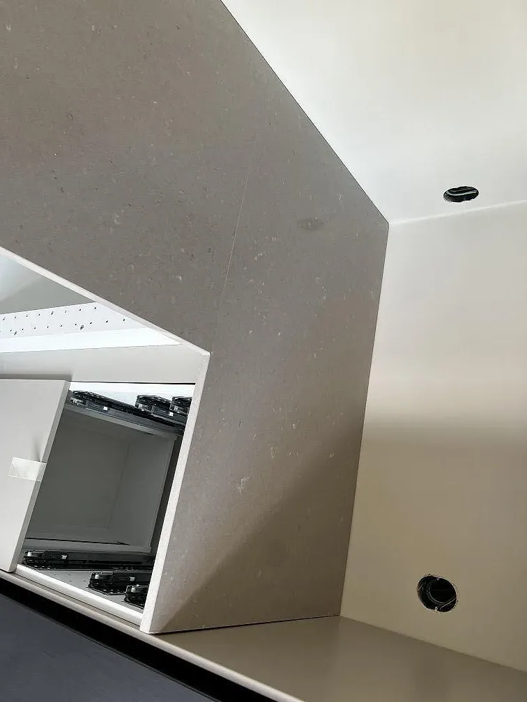 Hörnparti med Silestone Royal Reef bänkskiva och vertikalt stänkskydd i ett kök under montering i Trelleborg.