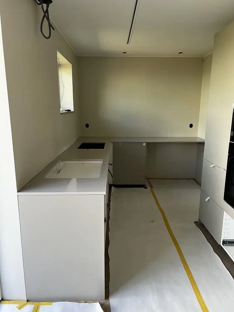 Kök under montering med polerad Silestone Royal Reef komposit som bänkskiva och stänkskydd i Trelleborg.