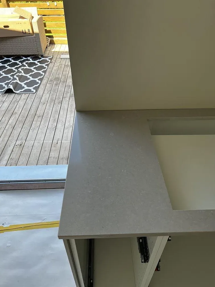 Detalj av polerad Silestone Royal Reef bänkskiva med rektangulärt urtag och ljusa köksstommar i Trelleborg.