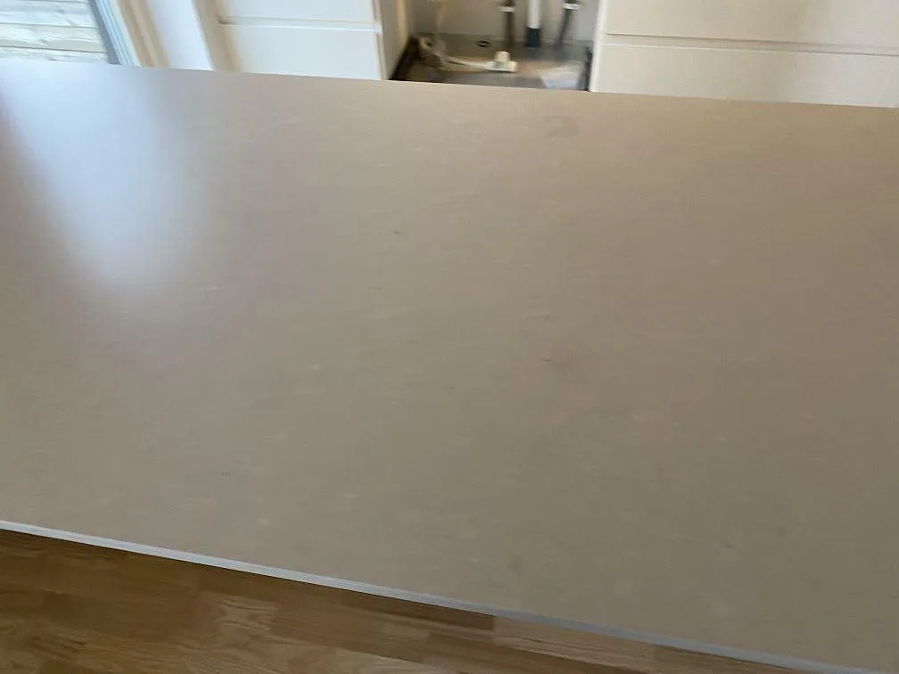 Ytbild av köksö i Silestone Royal Reef Mocka som visar den matta ljusa kompositstenen i Tygelsjö.