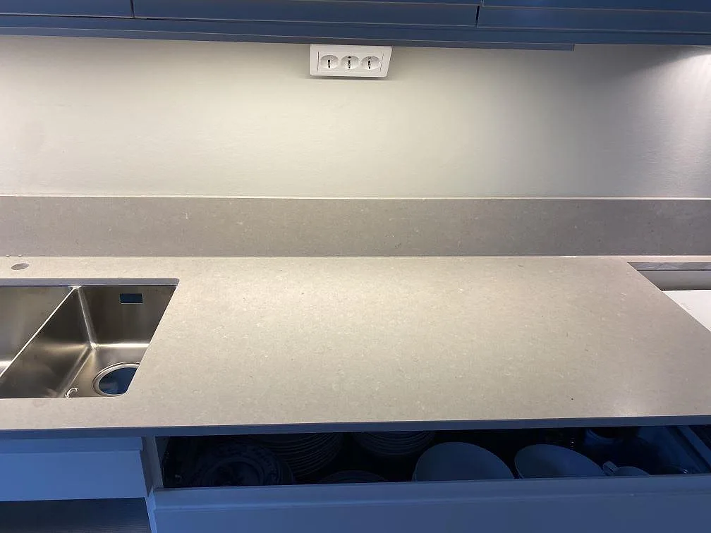 Köksbänkskiva i beige Silestone Royal Reef med underlimmad rostfri diskho i ett kök i Tygelsjö.