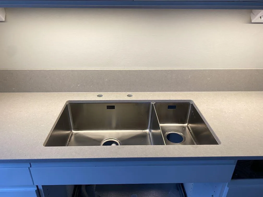 Underlimmad rostfri diskho med dubbla hoar i en köksbänkskiva av Silestone Royal Reef i mocka i Tygelsjö.