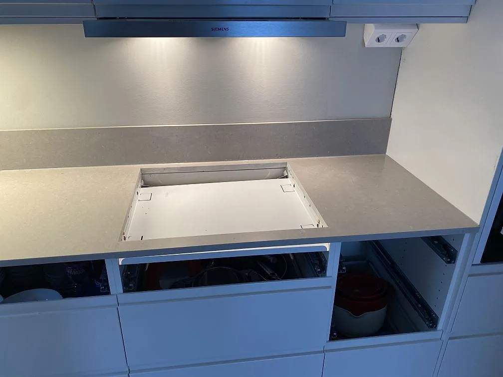 Köksbänkskiva i Silestone Royal Reef med urtag för häll och uppvikt stänkkant i ett kök i Tygelsjö.