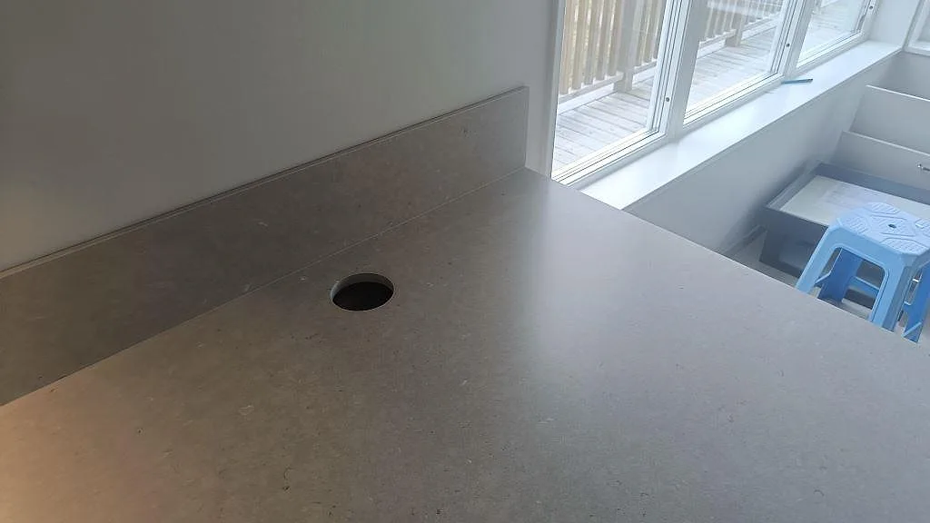 Köksö i matt Silestone Royal Reef sedd ovanifrån med öppna köksstommar och fönster bakom i Uddevalla.