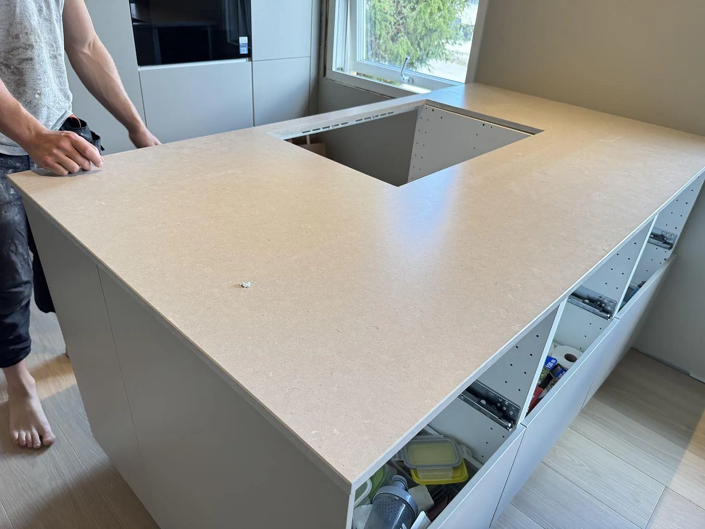 Köksbänkskiva i Silestone Royal Reef, matt kvartskomposit, med stor arbetsyta och utskärning under montering i Vänersborg.