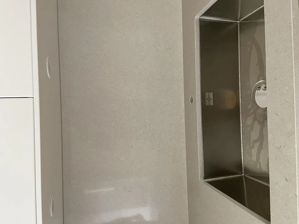 Bänkskiva i Silestone Royal Reef sedd ovanifrån med polerad beige yta och plats för diskho i ett kök i Växjö.
