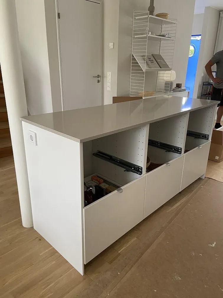 Underlimmad rostfri diskho med urtag för blandare i en bänkskiva av Silestone Royal Reef i ett kök i Växjö.