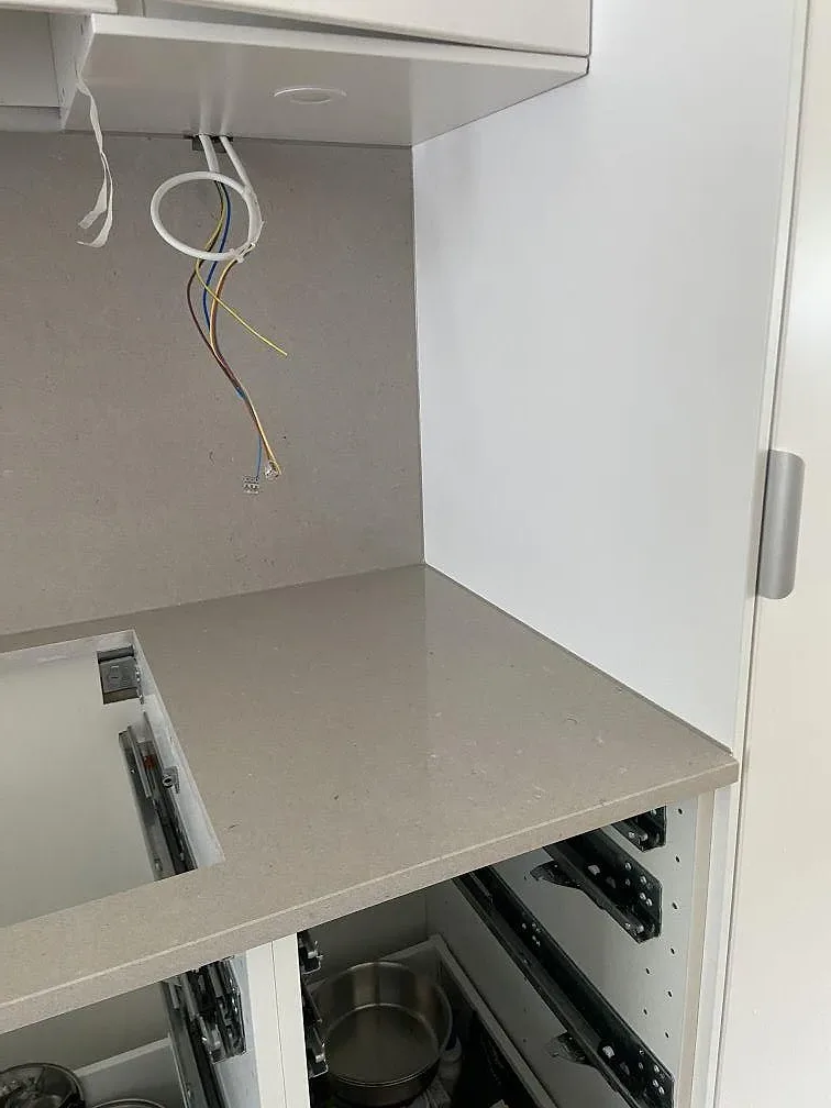 Köksö med bänkskiva i polerad Silestone Royal Reef i ett ljust kök i Växjö, fotograferad under montering.