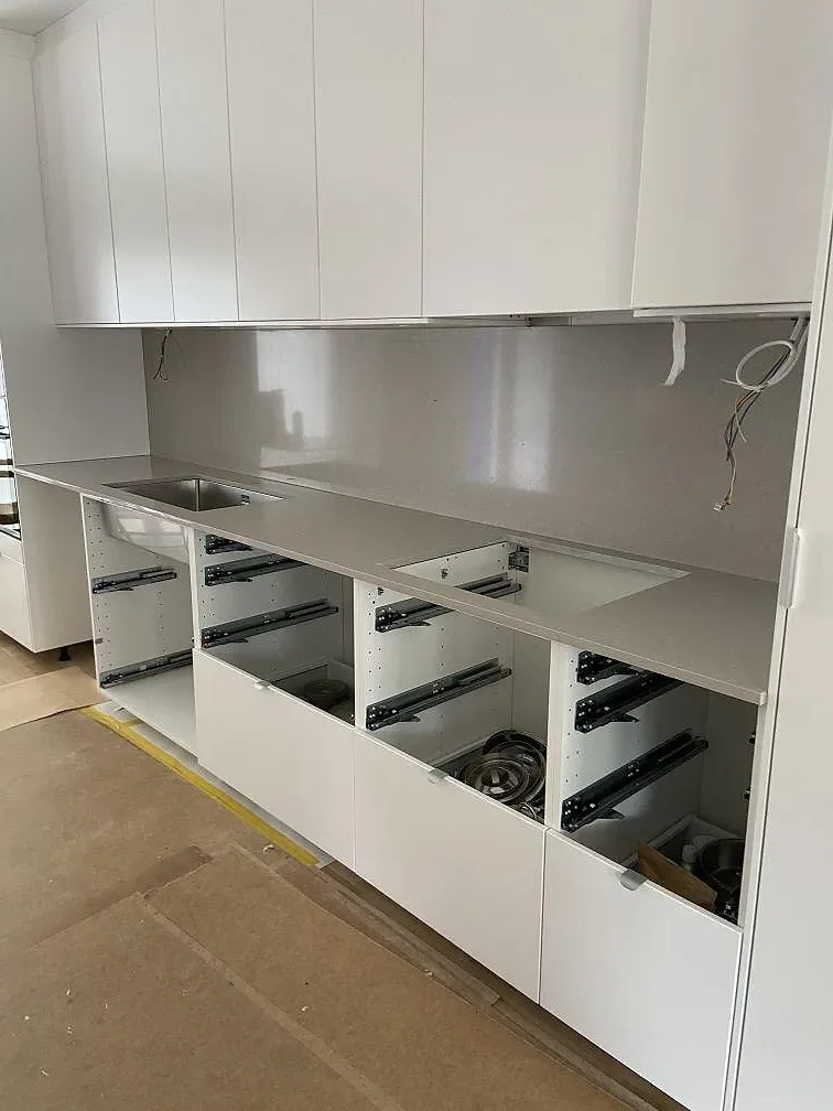 Köksbänkskiva i Silestone Royal Reef monterad på köksstommar under installation i ett kök i Växjö, med polerad yta och mjuk ådring.