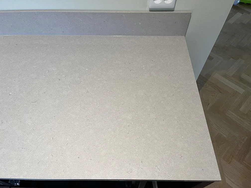 Eye level vy av en beige Silestone Royal Reef köksbänkskiva med uppvikt stänkkant och parkettgolv i Växjö.