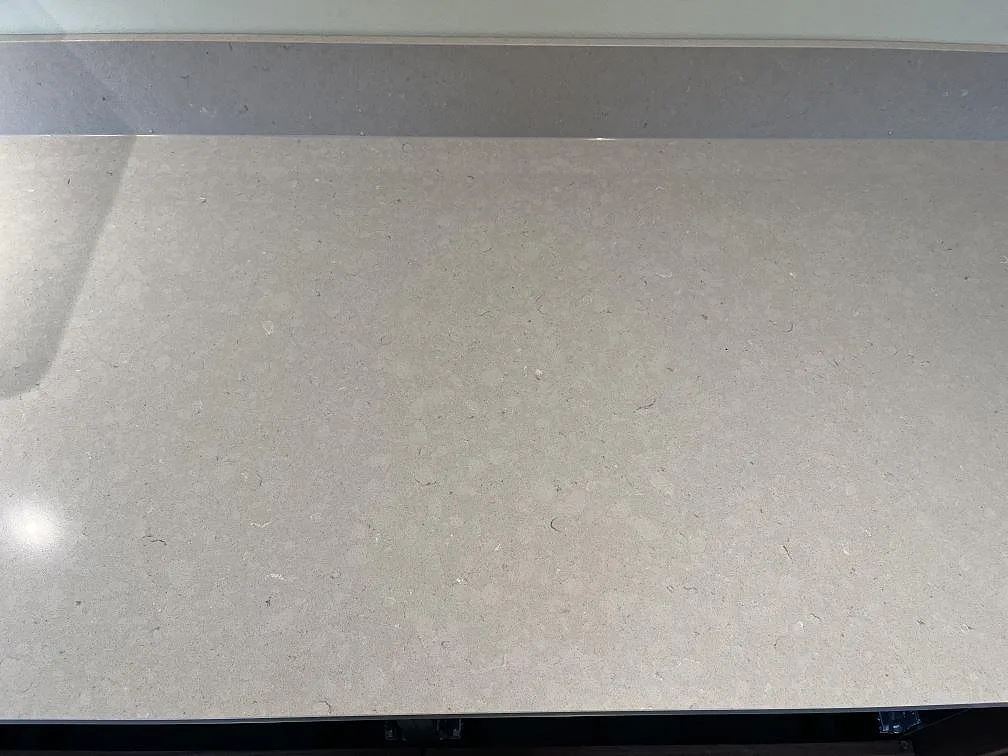 Ovanifrånvy av den polerade ytan på en beige Silestone Royal Reef köksbänkskiva i Växjö.