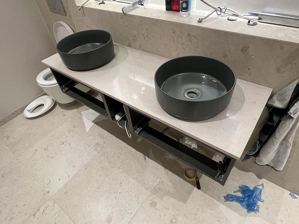 Badrumsbänkskiva i polerad Silestone Royal Reef med två svarta ovanpåliggande tvättställ i Vallentuna.