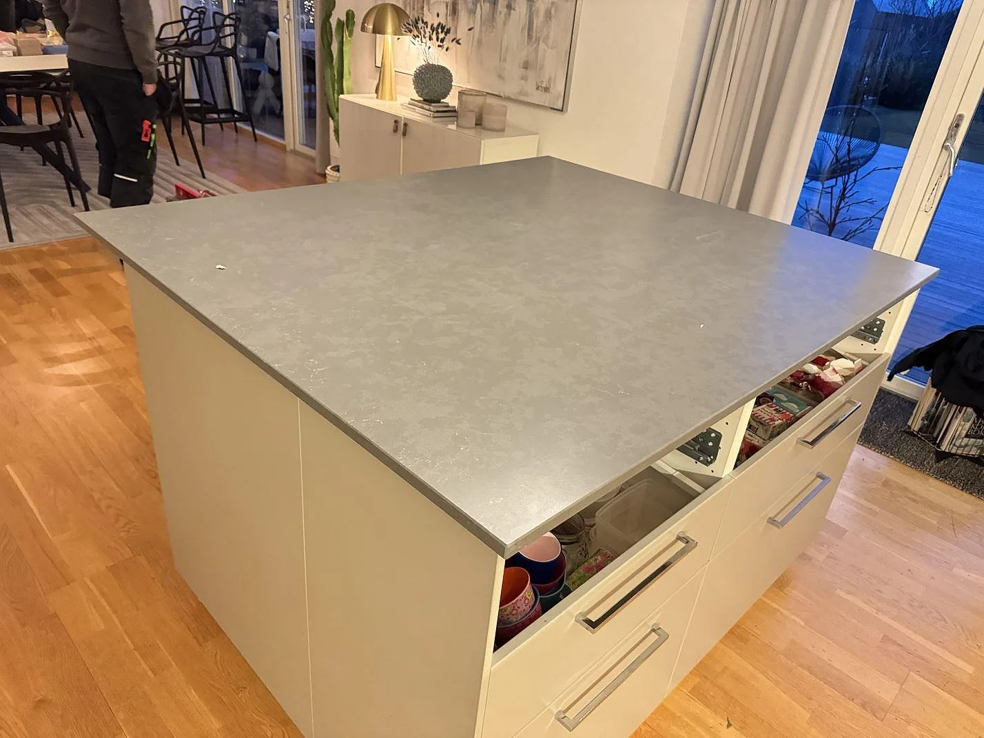Köksö i grå Silestone Seaport, matt Mocka-yta, 20mm, monterad i ett ljust kök med ekgolv i Höllviken, fotograferad under montering.