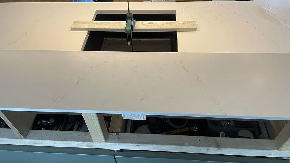 Matt Silestone Siberian frost runt den svarta diskhoöppningen, med ljus kvartskomposit och öppna stommar i ett kök i Jönköping.
