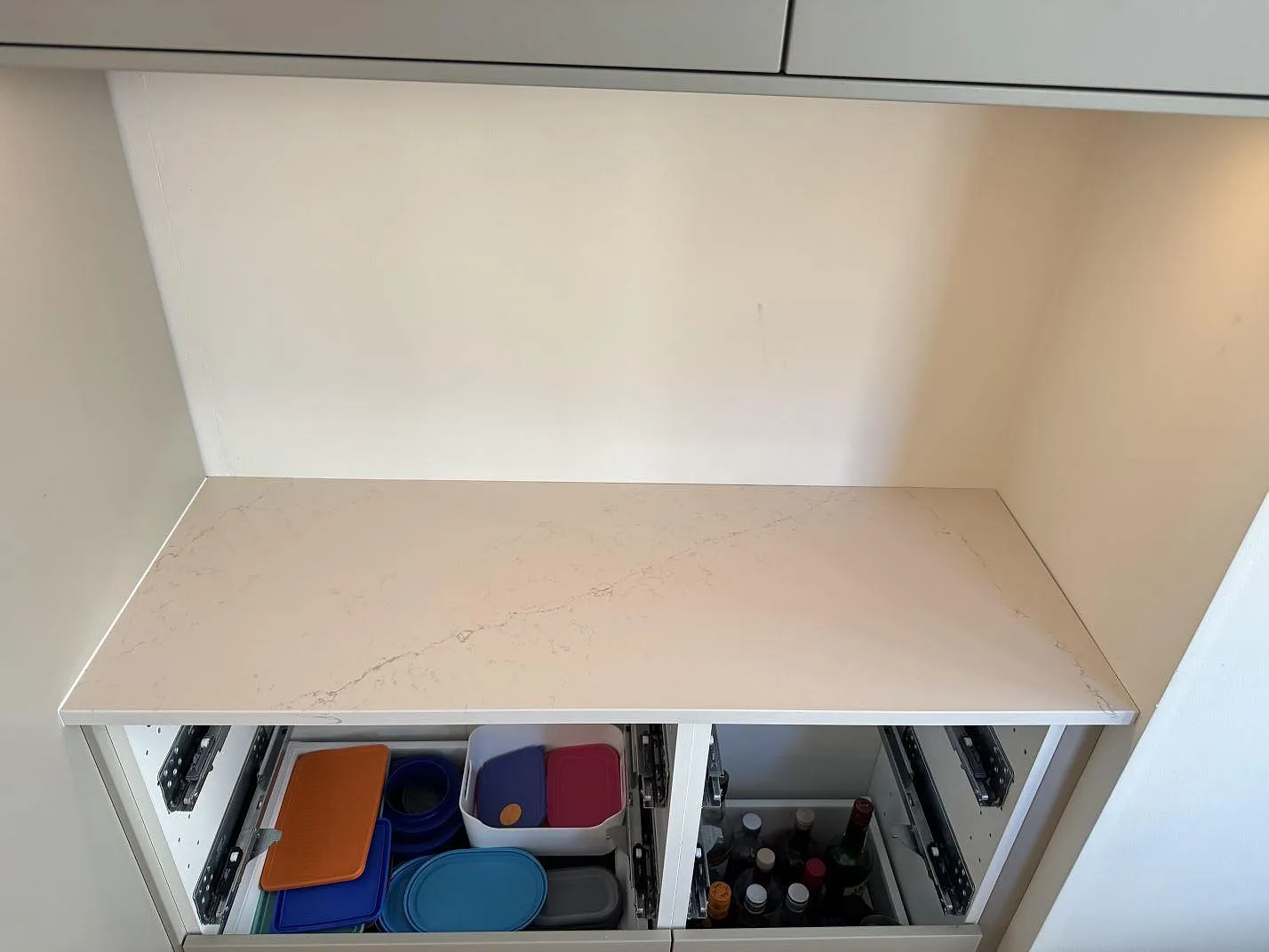 Sidobänk i polerad Silestone Siberian frost med diskret ådring i ett kök under montering i Limhamn.
