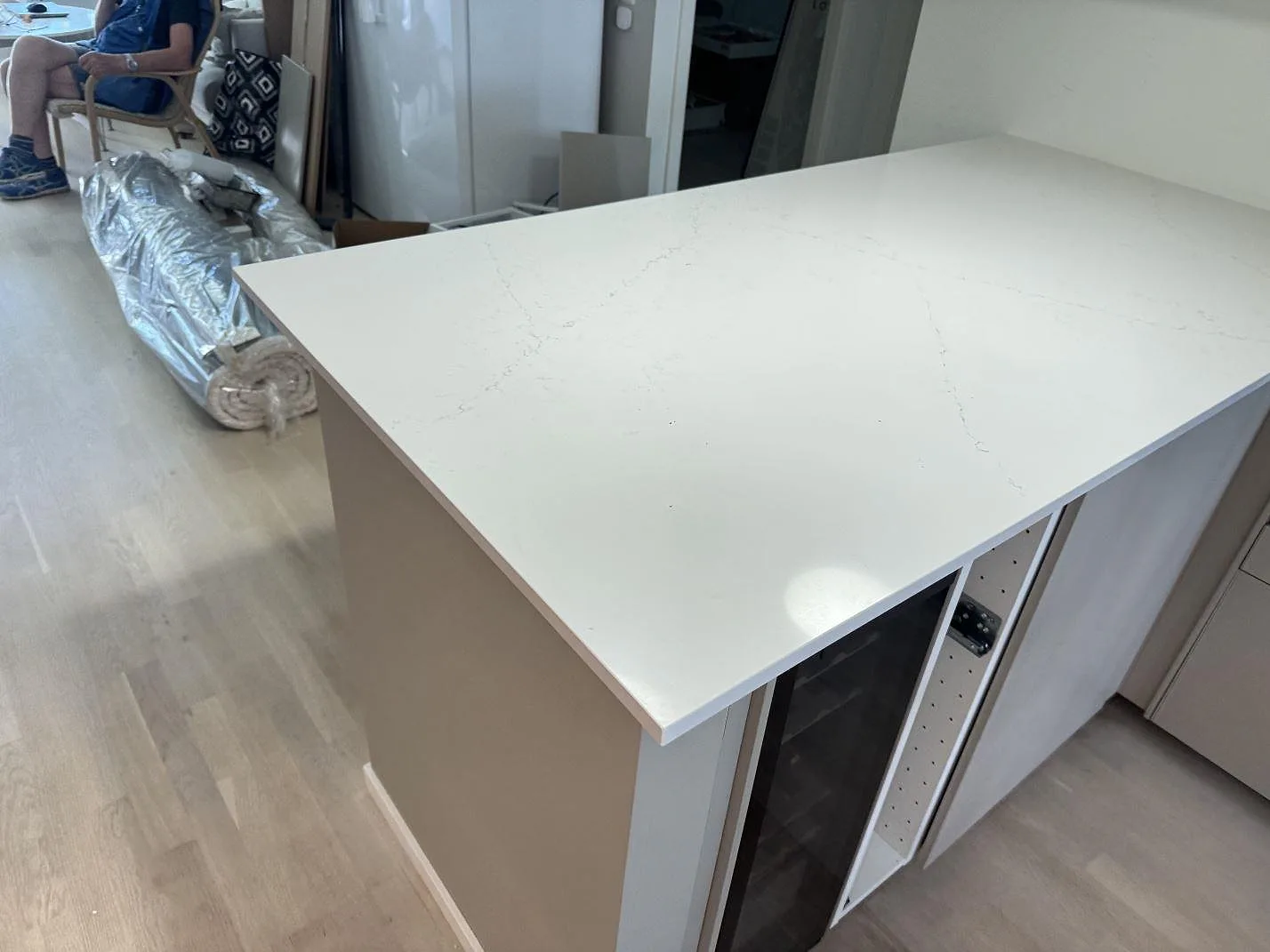 Polerad Silestone Siberian frost som bred arbetsyta i kök, monterad på köksstommar i Limhamn.