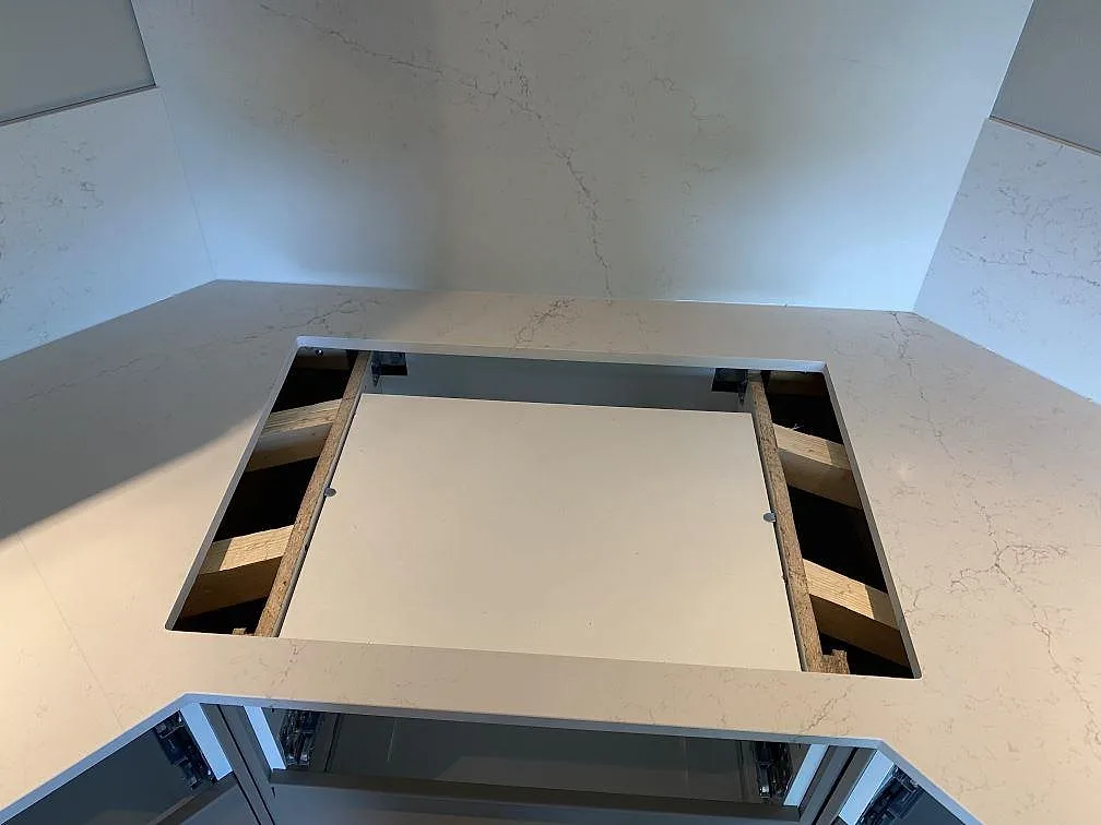 Närbild på öppning för häll i polerad Silestone Siberian frost med sammanhängande stänkskydd i Veberöd.