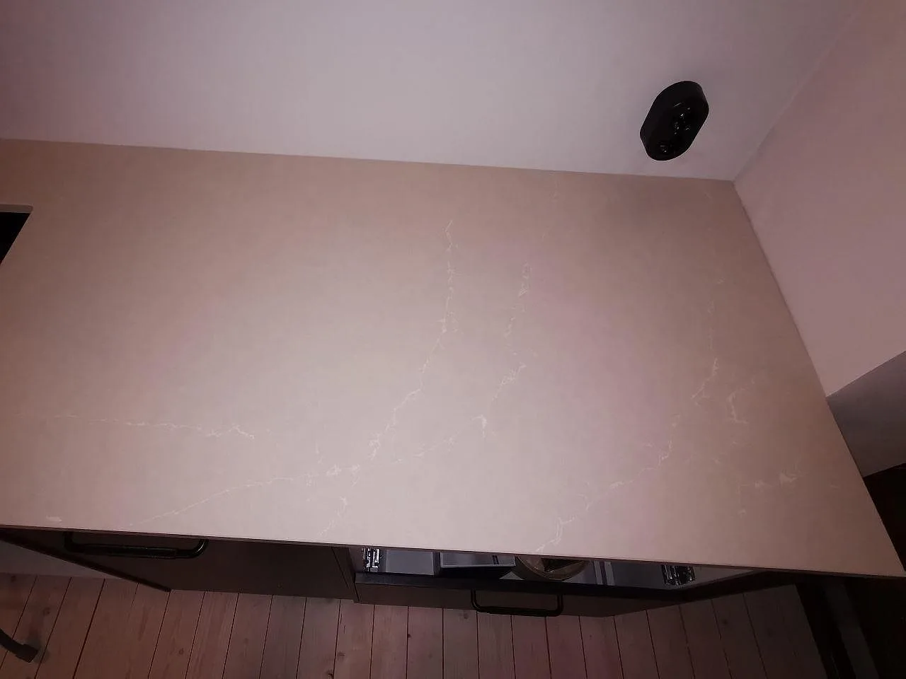 Polerad Silestone Silken Pearl köksbänkskiva med diskret ljus ådring sedd ovanifrån i ett kök i Malmö.