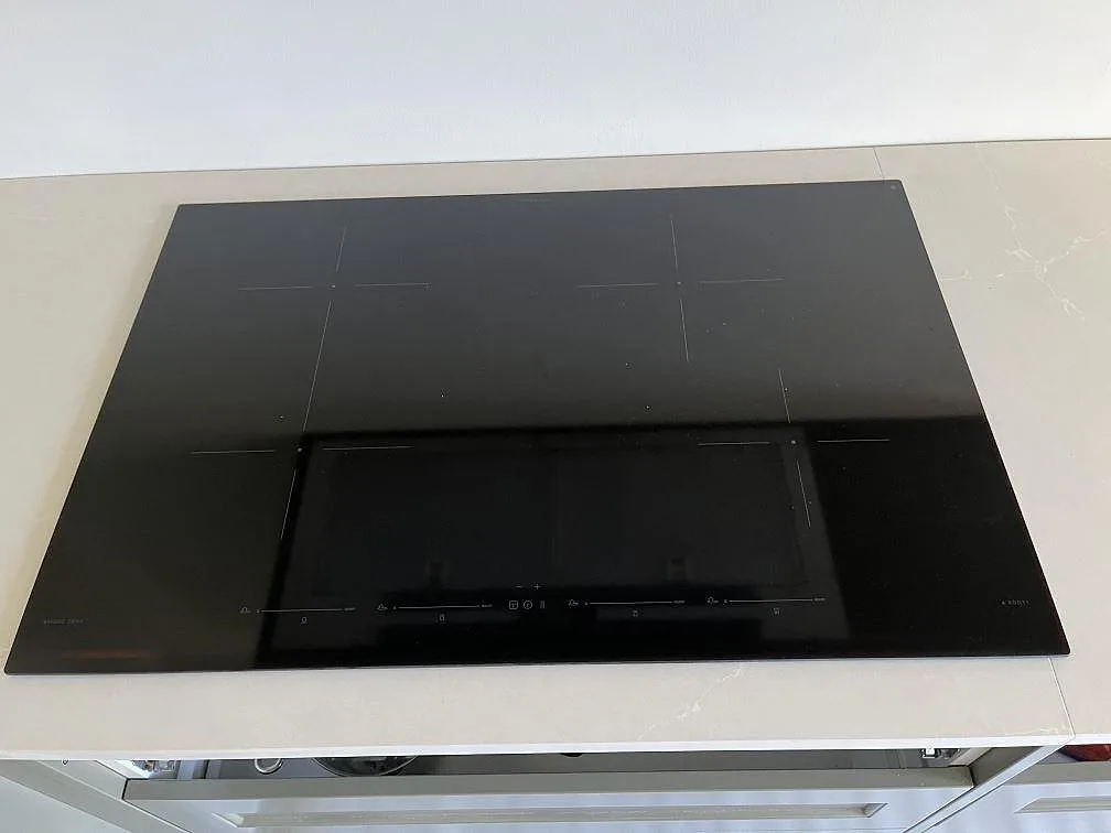 Närbild på underlimmad rostfri diskho i en greige Silestone Silken Pearl köksbänkskiva i Staffanstorp.