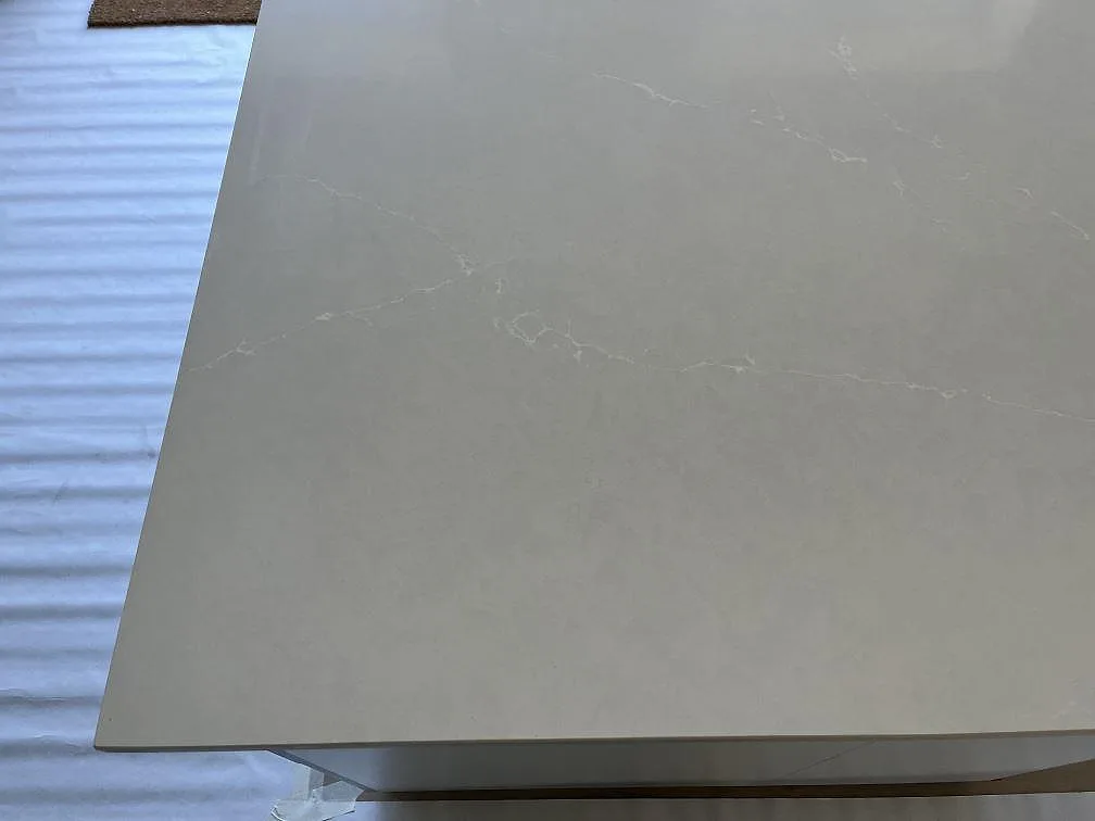 Greige Silestone Silken Pearl bänkskiva med subtil ådring under montering i ett kök i Staffanstorp.