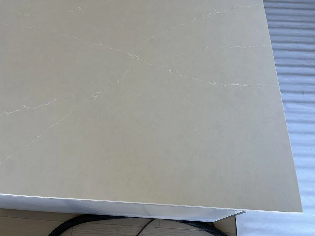 Detalj av ådringen i en Silestone Silken Pearl köksbänkskiva, greige kvartskomposit, i ett kök i Staffanstorp.