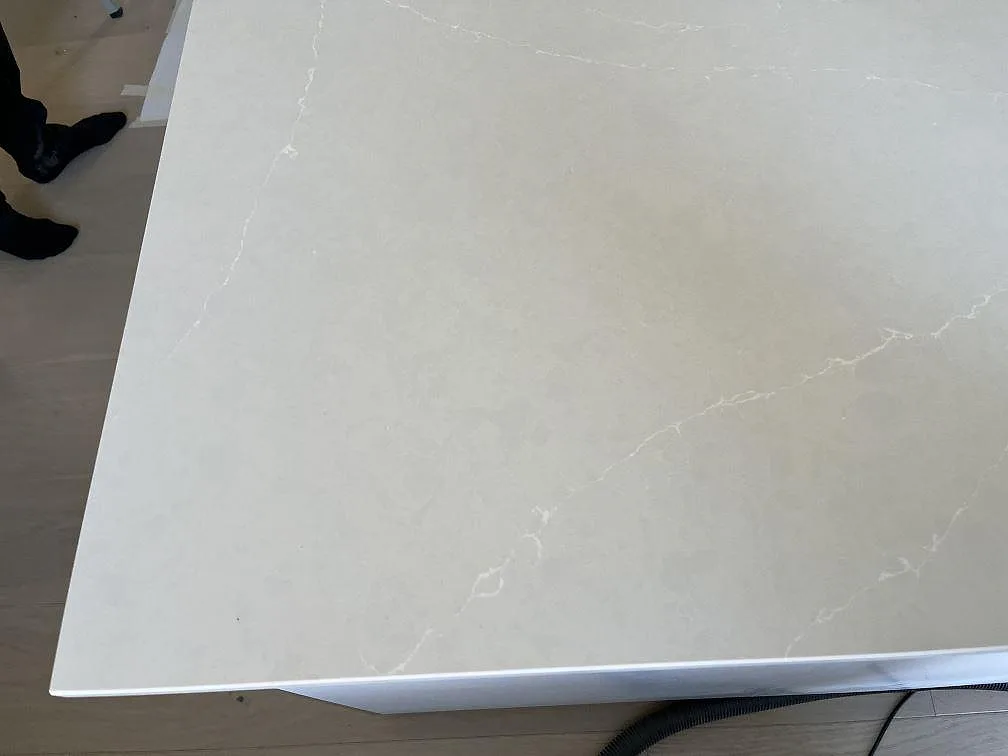 Yta i Silestone Silken Pearl med mjuk greige ton och diskret ådring i ett kök i Staffanstorp.