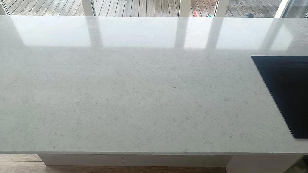 Vit kompositbänkskiva i polerad Silestone Snowy Ibiza med häll och fönsterljus i Åskloster.