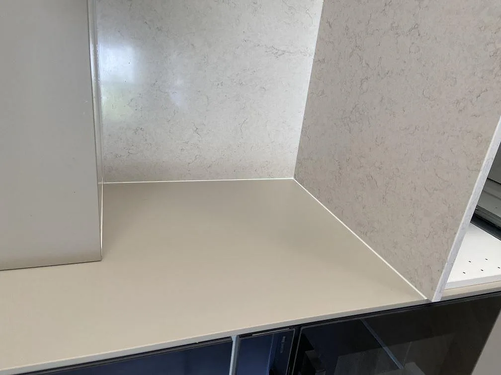 Polerad Silestone Snowy Ibiza arbetsyta med uppvikt stänkkant i samma sten i ett kök i Bara.