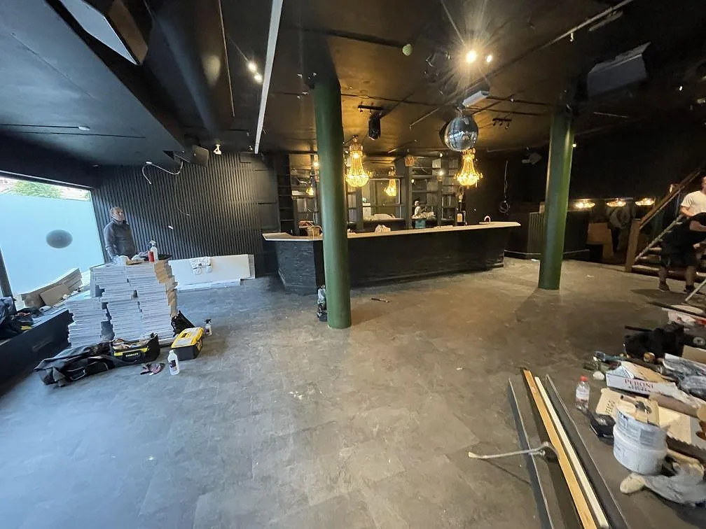 Restauranglokal under montering med lång bardisk i vit Silestone Snowy Ibiza komposit i Borås.