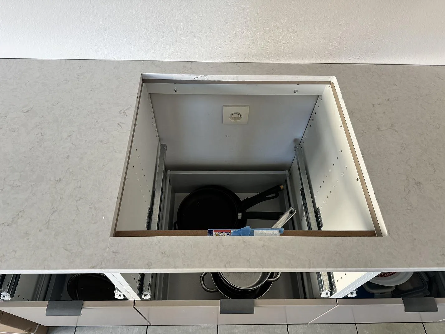 Detalj av hällurtag i polerad Silestone Snowy Ibiza komposit med låg stänkkant längs väggen i Bunkeflostrand.