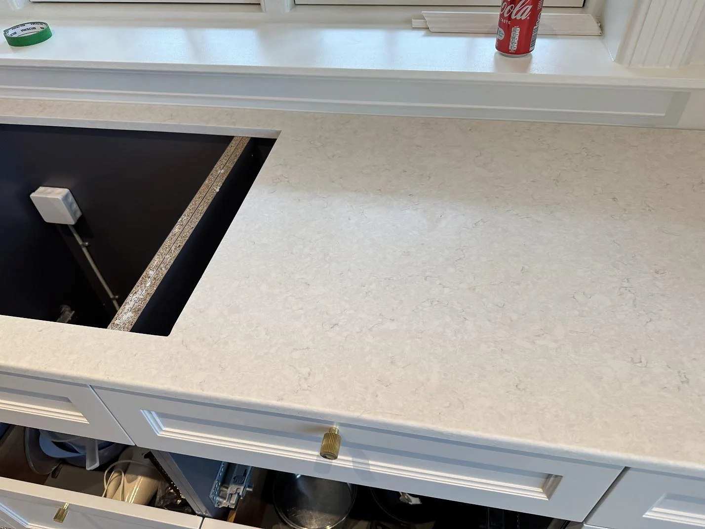 Köksbänkskiva i Silestone Snowy Ibiza med rektangulärt urtag och matt Mocka-yta i ett kök i Charlottenlund.