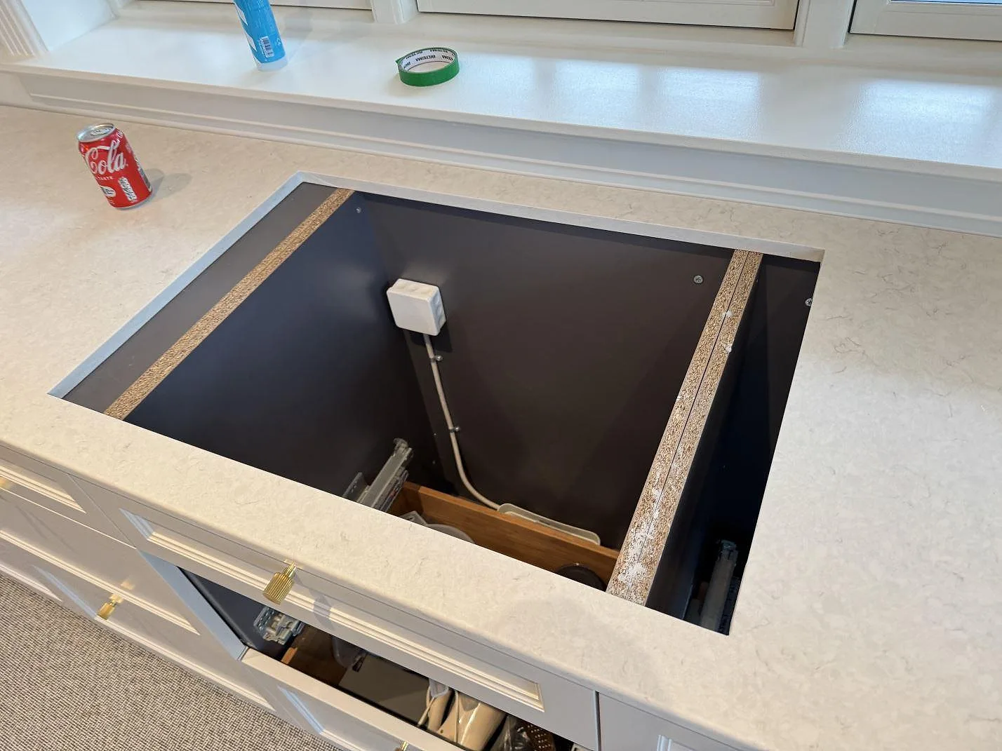 Bänkrad vid fönster i 20 mm Silestone Snowy Ibiza, matt kvartskomposit med stort rektangulärt urtag i Charlottenlund.