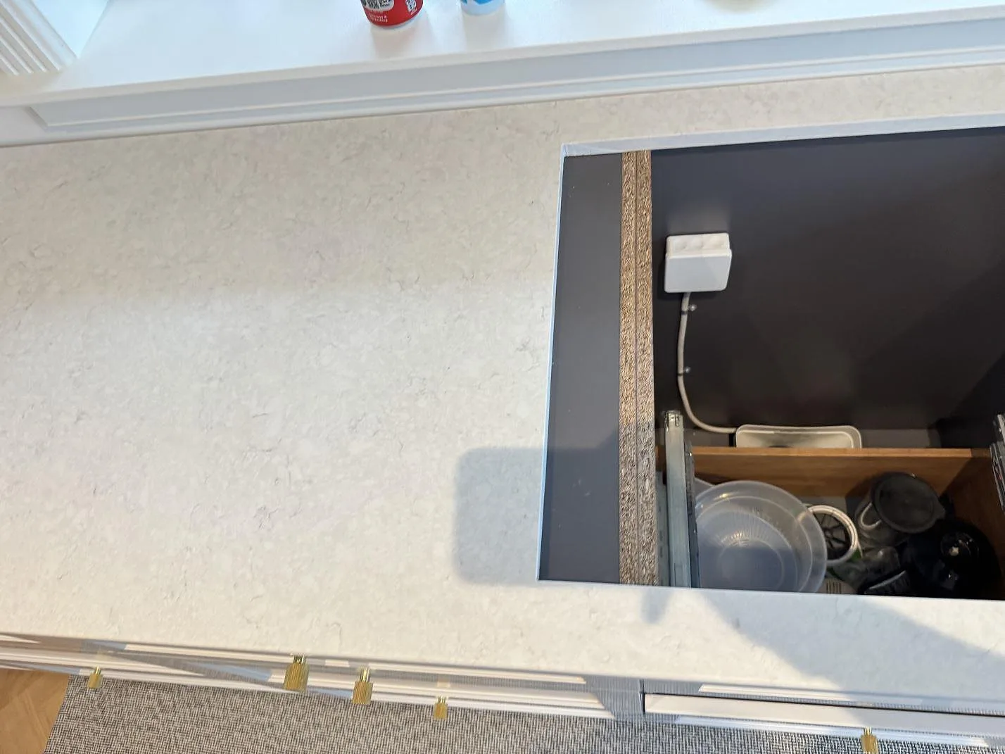 Detalj av rektangulärt urtag i matt Silestone Snowy Ibiza, ljus köksbänkskiva under montering i Charlottenlund.