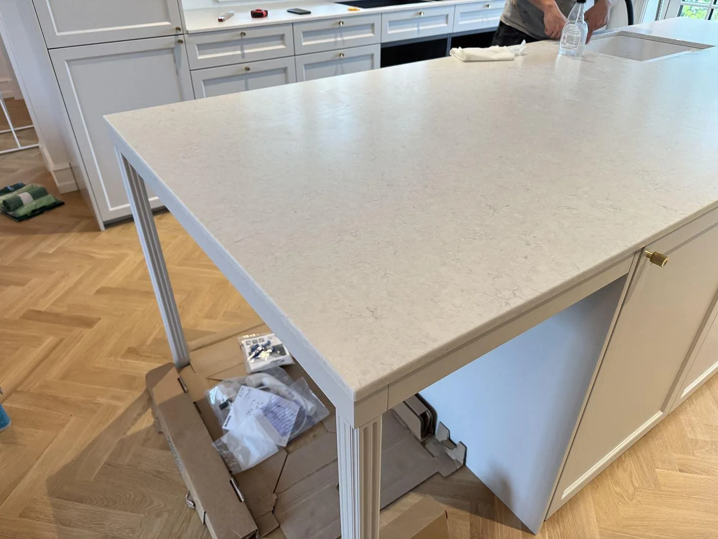 Köksö och arbetsyta i 20 mm Silestone Snowy Ibiza med matt Mocka-yta, fotograferad under montering i Charlottenlund.