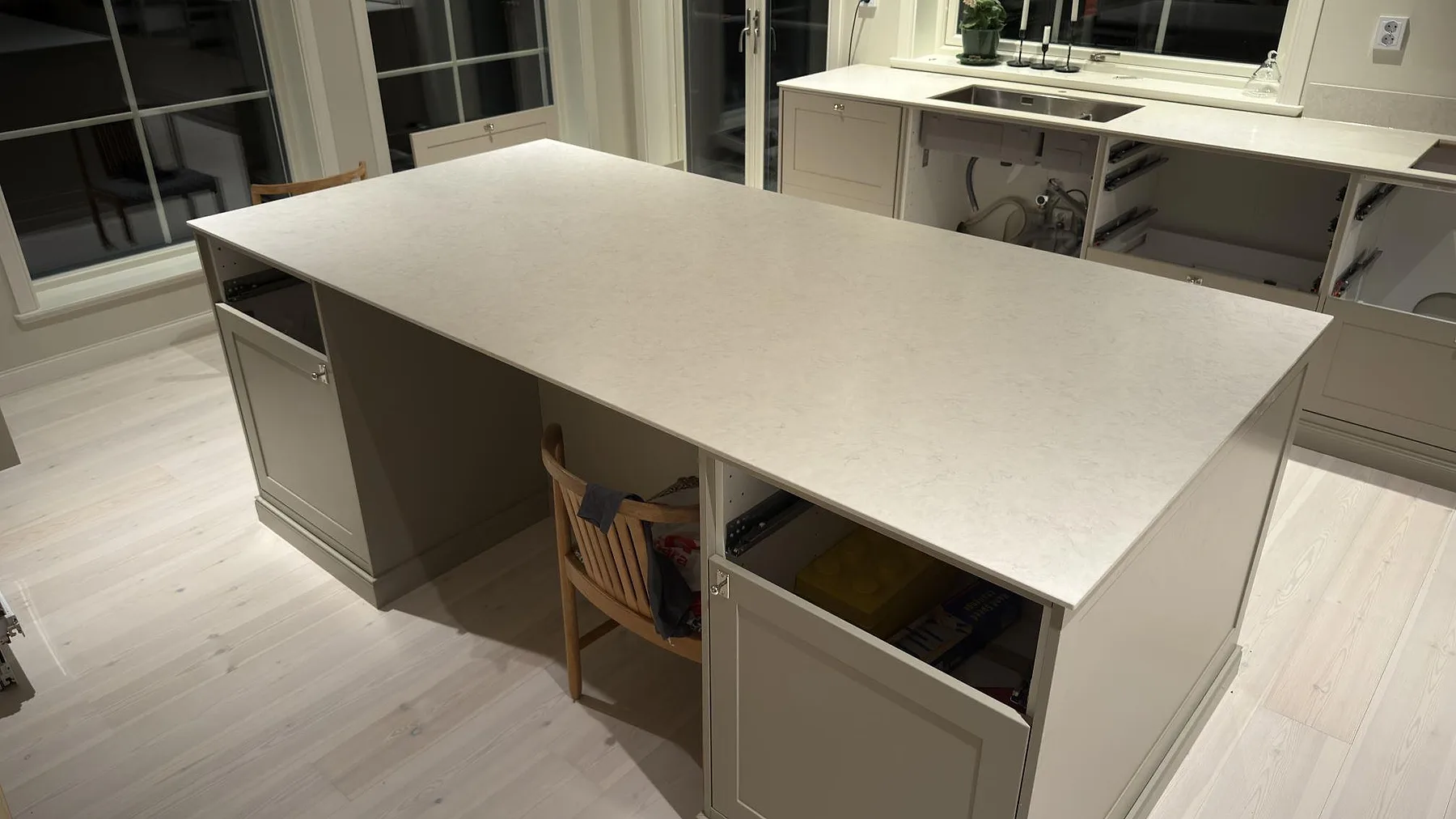 Köksö i matt vit Silestone Snowy Ibiza med diskret ådring, fotad ovanifrån i ett kök i Dala Floda.