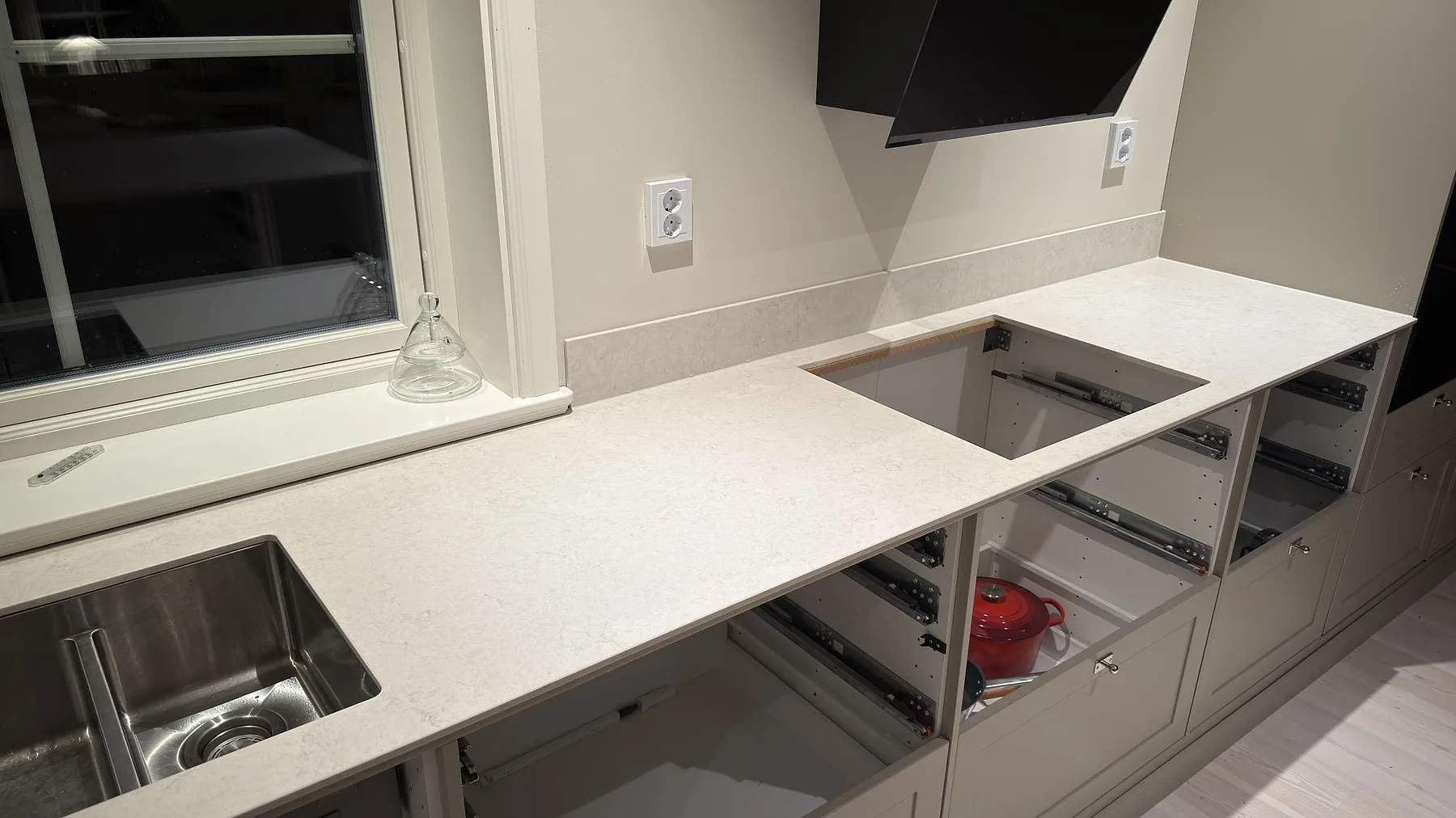 Bänkrad i Silestone Snowy Ibiza med en andra underlimmad rostfri diskho och låg uppvikt stänkkant i ett kök i Dala Floda.