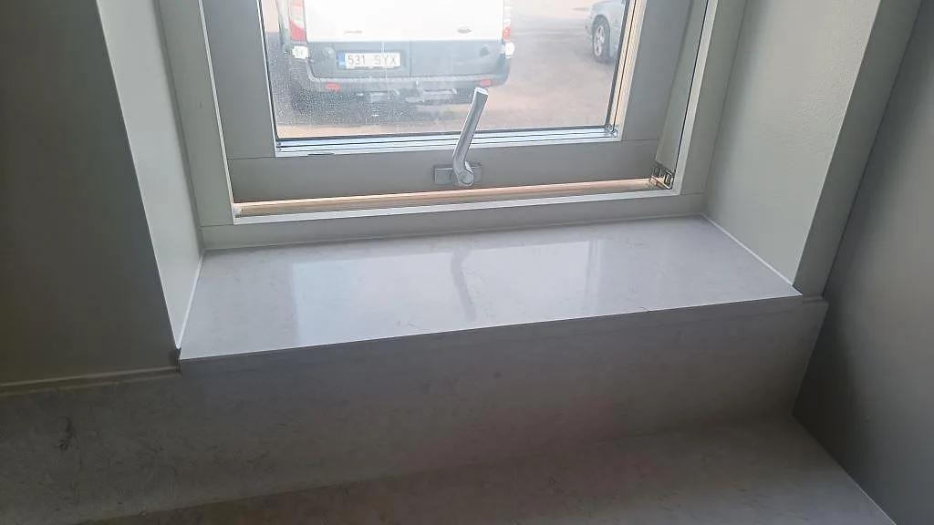 Fönsterbänk i polerad Silestone Snowy Ibiza ovanför köksbänkskivan vid montering i Falkenberg.