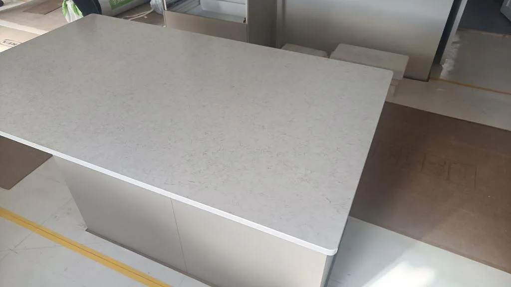 Fristående bänkskiva i polerad Silestone Snowy Ibiza på köksmodul under montering i Falkenberg.