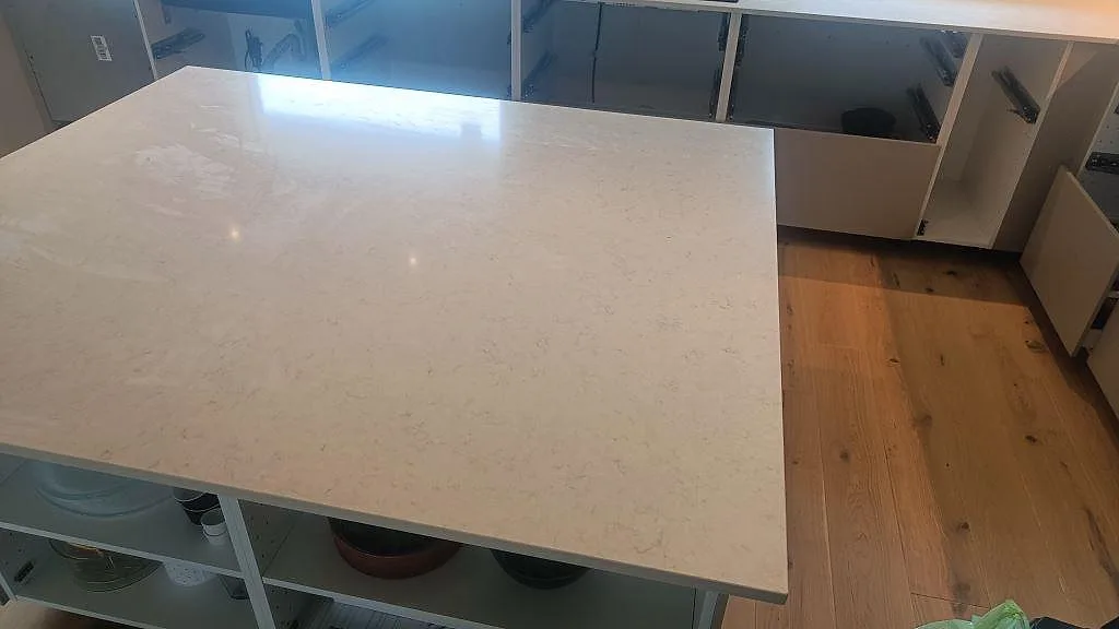 Närbild på köksö i polerad Silestone Snowy Ibiza med ljus ådring och blank yta i Fjärås.