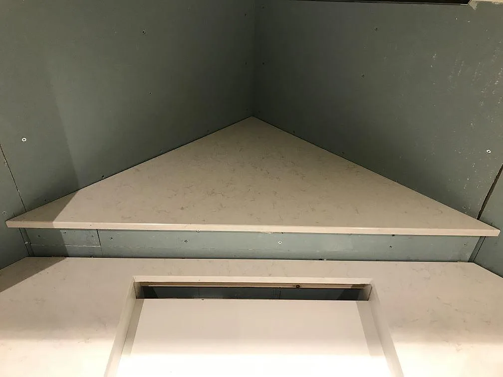 Hörnbänk i vit Silestone Snowy Ibiza med polerad yta i ett kök under montering i Furuby.